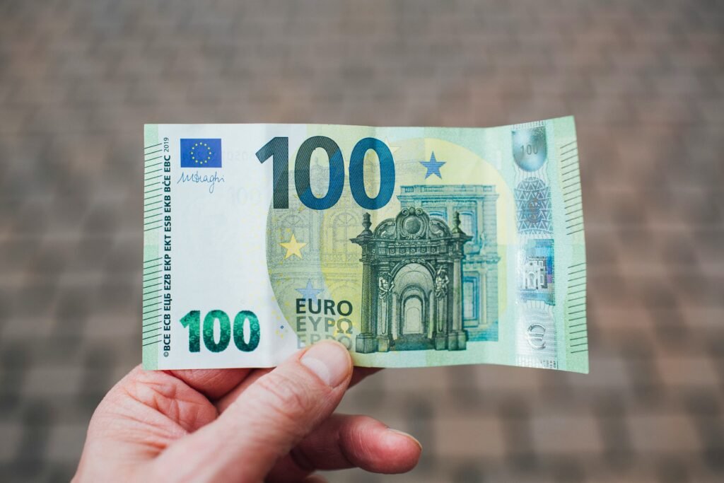 Una foto di 100 euro per rappresentare la spesa per il primo acquisto smart home