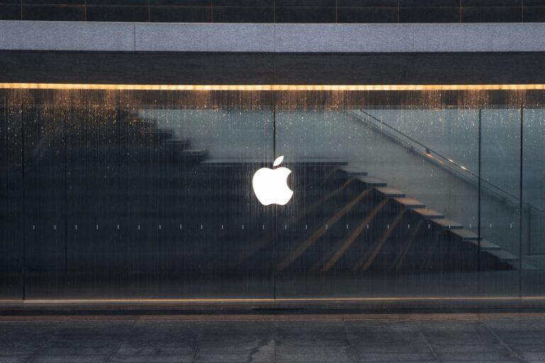 Stare davanti al negozio dopo aver letto la nostra guida pronti ad iniziare con Apple HomeKit.