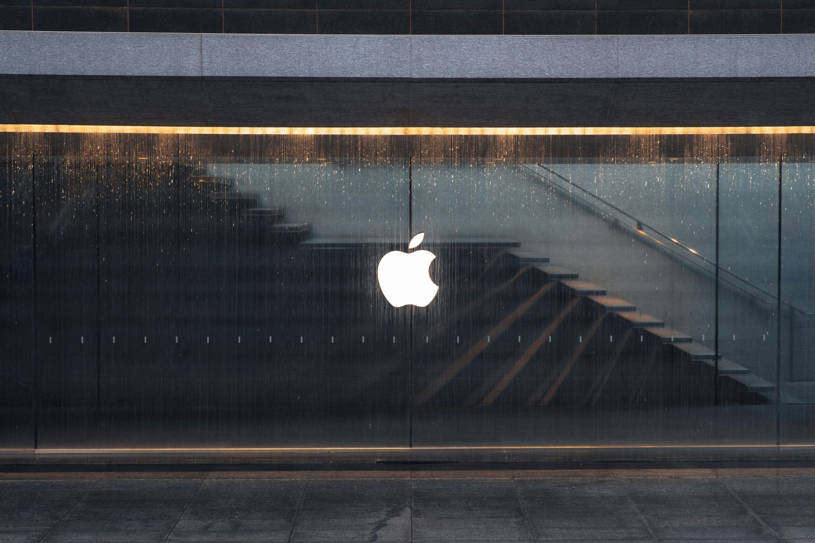 Stare davanti al negozio dopo aver letto la nostra guida pronti ad iniziare con Apple HomeKit.